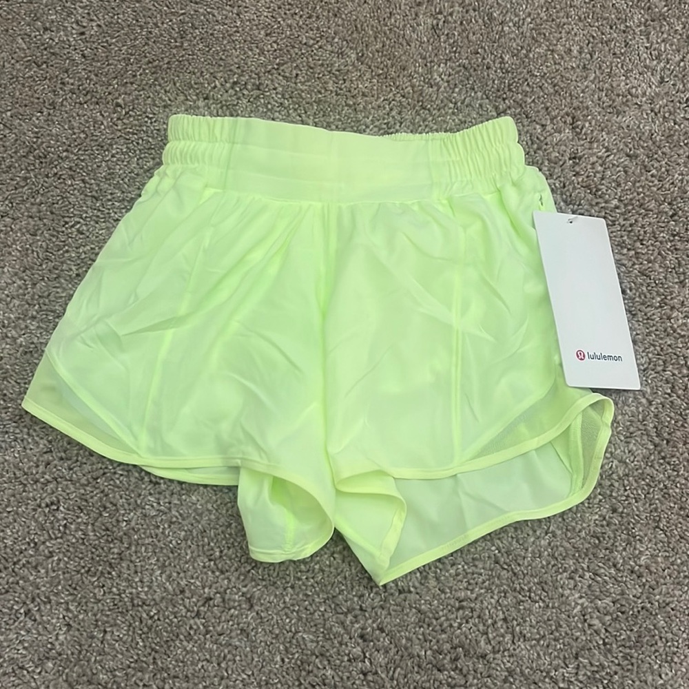 NWT!! LULU LEMON!! Hotty Hot Low-Rise Lined Short 4” Faded Zap size 2!!
